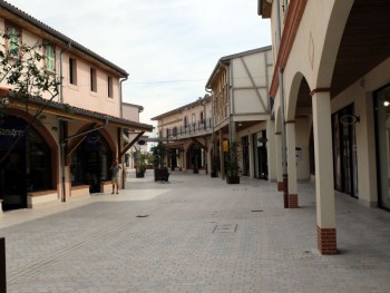 nailloux outlet village